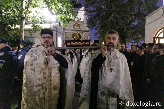 Procesiunea scoaterii spre închinare a moaștelor Sfintei Cuvioase Parascheva / Foto: pr. Silviu Cluci Procesiunea scoaterii spre închinare a moaștelor Sfintei Cuvioase Parascheva