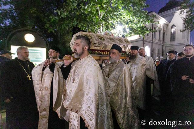 Procesiunea scoaterii spre închinare a moaștelor Sfintei Cuvioase Parascheva / Foto: pr. Silviu Cluci Procesiunea scoaterii spre închinare a moaștelor Sfintei Cuvioase Parascheva