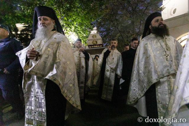Procesiunea scoaterii spre închinare a moaștelor Sfintei Cuvioase Parascheva / Foto: pr. Silviu Cluci Procesiunea scoaterii spre închinare a moaștelor Sfintei Cuvioase Parascheva