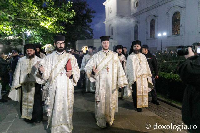 Procesiunea scoaterii spre închinare a moaștelor Sfintei Cuvioase Parascheva / Foto: pr. Silviu Cluci Procesiunea scoaterii spre închinare a moaștelor Sfintei Cuvioase Parascheva