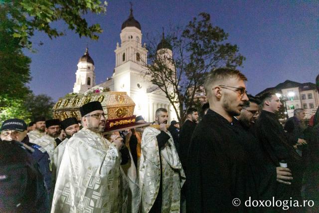 Procesiunea scoaterii spre închinare a moaștelor Sfintei Cuvioase Parascheva / Foto: pr. Silviu Cluci Procesiunea scoaterii spre închinare a moaștelor Sfintei Cuvioase Parascheva