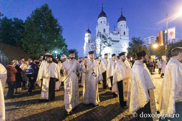 Procesiunea scoaterii spre închinare a moaștelor Sfintei Cuvioase Parascheva / Foto: pr. Silviu Cluci Procesiunea scoaterii spre închinare a moaștelor Sfintei Cuvioase Parascheva