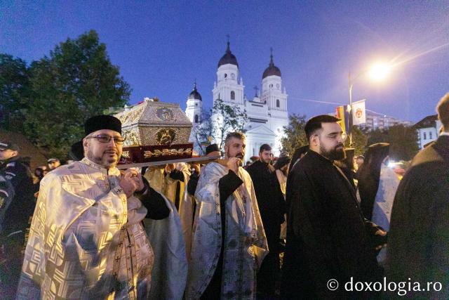Procesiunea scoaterii spre închinare a moaștelor Sfintei Cuvioase Parascheva / Foto: pr. Silviu Cluci Procesiunea scoaterii spre închinare a moaștelor Sfintei Cuvioase Parascheva