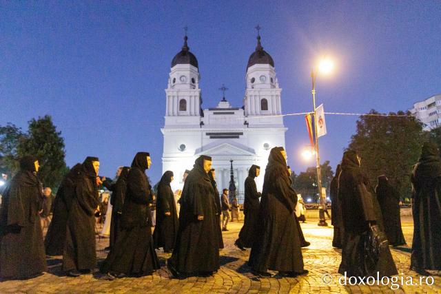 Procesiunea scoaterii spre închinare a moaștelor Sfintei Cuvioase Parascheva / Foto: pr. Silviu Cluci Procesiunea scoaterii spre închinare a moaștelor Sfintei Cuvioase Parascheva
