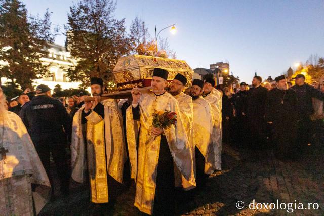 Procesiunea scoaterii spre închinare a moaștelor Sfintei Cuvioase Parascheva / Foto: pr. Silviu Cluci Procesiunea scoaterii spre închinare a moaștelor Sfintei Cuvioase Parascheva