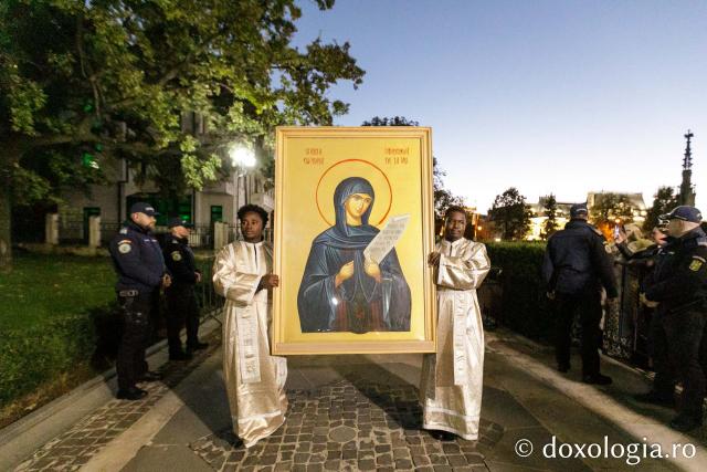 Procesiunea scoaterii spre închinare a moaștelor Sfintei Cuvioase Parascheva / Foto: pr. Silviu Cluci Procesiunea scoaterii spre închinare a moaștelor Sfintei Cuvioase Parascheva
