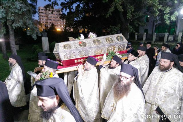 Procesiunea scoaterii spre închinare a moaștelor Sfintei Cuvioase Parascheva / Foto: pr. Silviu Cluci Procesiunea scoaterii spre închinare a moaștelor Sfintei Cuvioase Parascheva