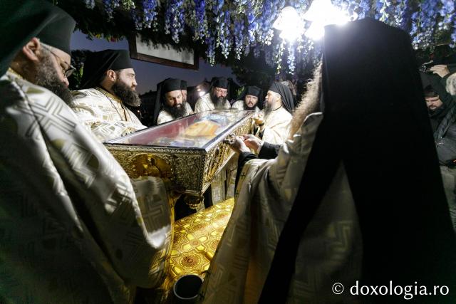 Procesiunea scoaterii spre închinare a moaștelor Sfintei Cuvioase Parascheva / Foto: pr. Silviu Cluci Procesiunea scoaterii spre închinare a moaștelor Sfintei Cuvioase Parascheva