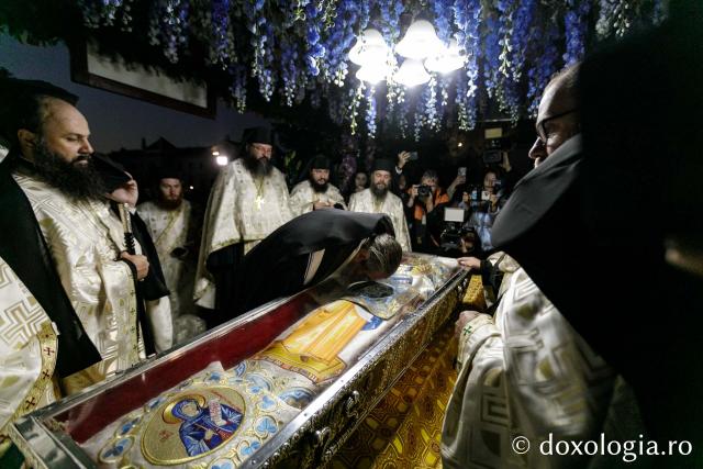 Procesiunea scoaterii spre închinare a moaștelor Sfintei Cuvioase Parascheva / Foto: pr. Silviu Cluci Procesiunea scoaterii spre închinare a moaștelor Sfintei Cuvioase Parascheva
