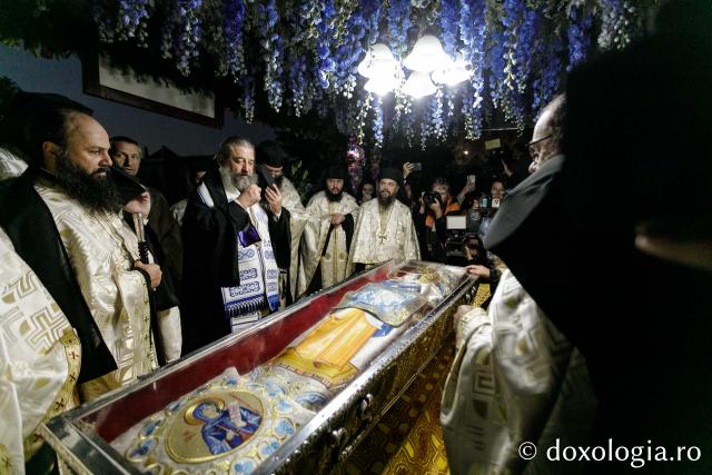 Procesiunea scoaterii spre închinare a moaștelor Sfintei Cuvioase Parascheva / Foto: pr. Silviu Cluci Procesiunea scoaterii spre închinare a moaștelor Sfintei Cuvioase Parascheva