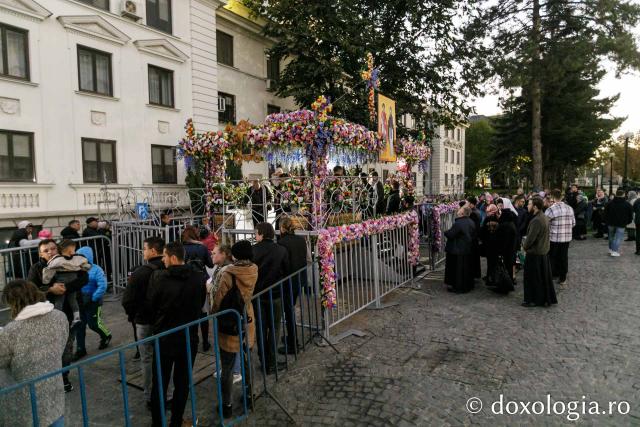 Procesiunea scoaterii spre închinare a moaștelor Sfintei Cuvioase Parascheva