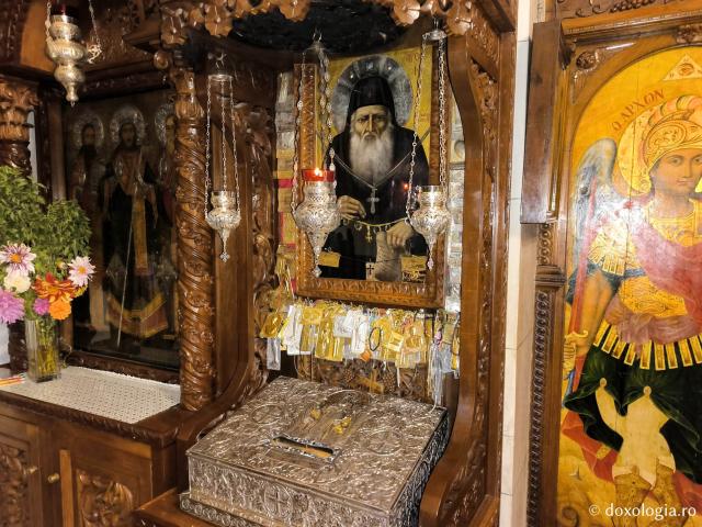 Moaștele Sfântului Arsenie din Paros - Mănăstirea Sfântului Arsenie din Paros