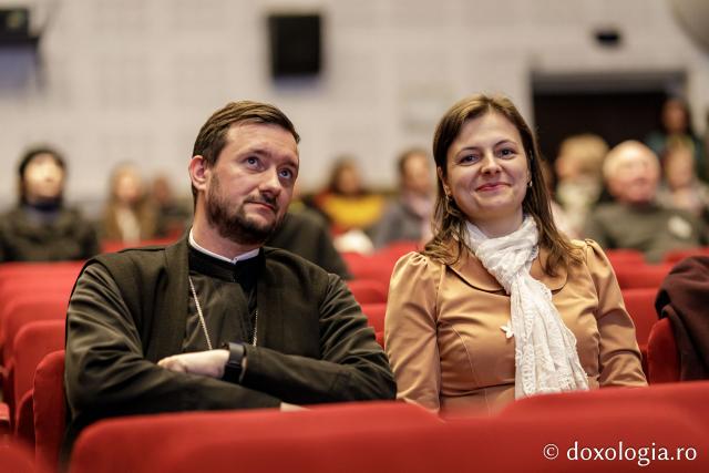 Proiecția filmulului docudramă Sfântul Nicolae. Chipul blândeții (România, Trinitas TV, realizator Mara Ionescu, în prezența Pr. Alexandru Trușcă, consilier patriarhal și producător general și a Pr. George Aniculoaie, redactor-șef Departament Film Documentar) (Foto) “Quo Vadis”: Ateneul Tătărași, gazda pentru zeci de spectatori în cea de-a doua zi a festivalului