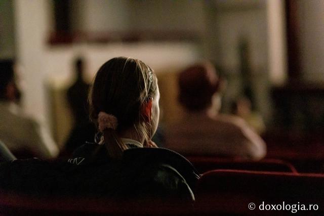 Proiecția filmulului docudramă Sfântul Nicolae. Chipul blândeții (România, Trinitas TV, realizator Mara Ionescu, în prezența Pr. Alexandru Trușcă, consilier patriarhal și producător general și a Pr. George Aniculoaie, redactor-șef Departament Film Documentar) (Foto) “Quo Vadis”: Ateneul Tătărași, gazda pentru zeci de spectatori în cea de-a doua zi a festivalului