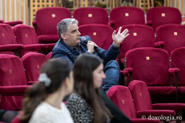 Proiecția filmului documentar Doar iubirea ne mai poate salva (Serbia), în prezența regizorului Hadži-Aleksandar Đurović (Casa de cultură Mihai Ursachi din Copou – Sala Diotima) (Foto) „Quo Vadis”: cea de-a treia zi a festivalului de film