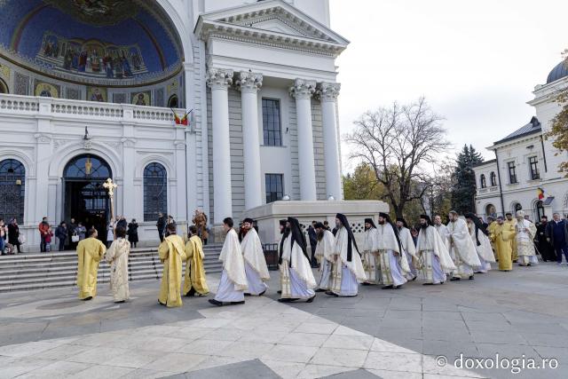 (Foto) Zi aparte la Iași: IPS Teofan și Arhim. Efrem Vatopedinul au săvârșit Sfânta Liturghie la Catedrala Mitropolitană