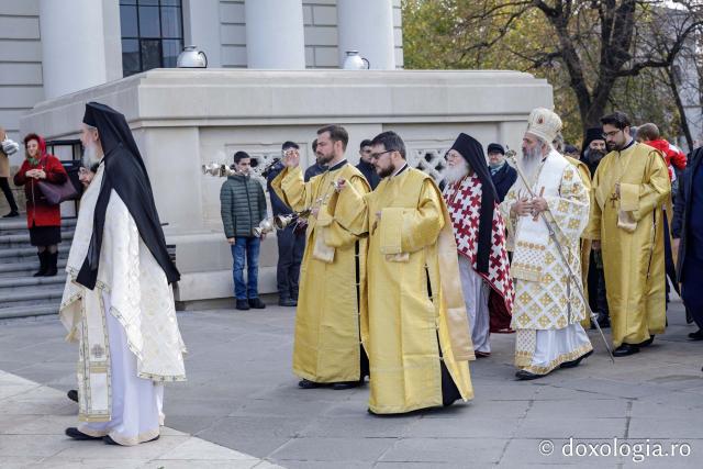 (Foto) Zi aparte la Iași: IPS Teofan și Arhim. Efrem Vatopedinul au săvârșit Sfânta Liturghie la Catedrala Mitropolitană