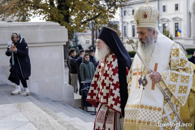 (Foto) Zi aparte la Iași: IPS Teofan și Arhim. Efrem Vatopedinul au săvârșit Sfânta Liturghie la Catedrala Mitropolitană