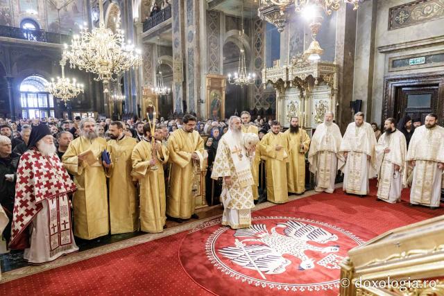 (Foto) Zi aparte la Iași: IPS Teofan și Arhim. Efrem Vatopedinul au săvârșit Sfânta Liturghie la Catedrala Mitropolitană