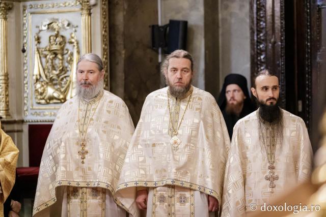 (Foto) Zi aparte la Iași: IPS Teofan și Arhim. Efrem Vatopedinul au săvârșit Sfânta Liturghie la Catedrala Mitropolitană