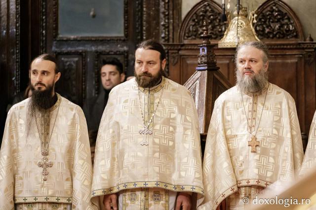 (Foto) Zi aparte la Iași: IPS Teofan și Arhim. Efrem Vatopedinul au săvârșit Sfânta Liturghie la Catedrala Mitropolitană