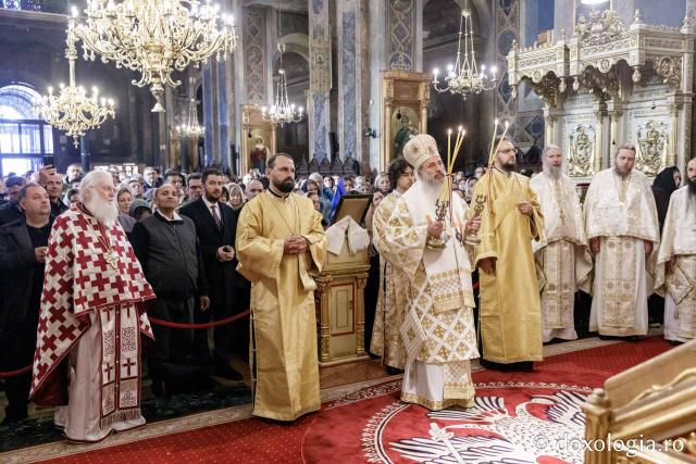 (Foto) Zi aparte la Iași: IPS Teofan și Arhim. Efrem Vatopedinul au săvârșit Sfânta Liturghie la Catedrala Mitropolitană