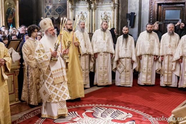 (Foto) Zi aparte la Iași: IPS Teofan și Arhim. Efrem Vatopedinul au săvârșit Sfânta Liturghie la Catedrala Mitropolitană