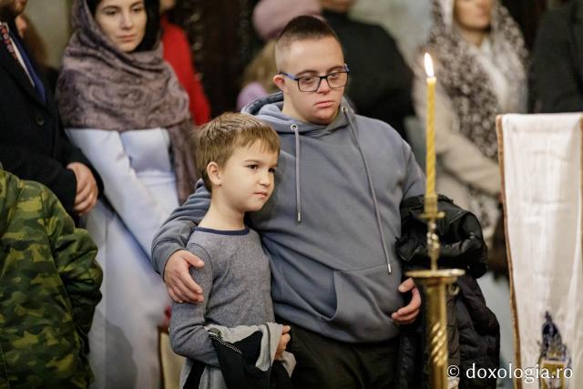 (Foto) Zi aparte la Iași: IPS Teofan și Arhim. Efrem Vatopedinul au săvârșit Sfânta Liturghie la Catedrala Mitropolitană