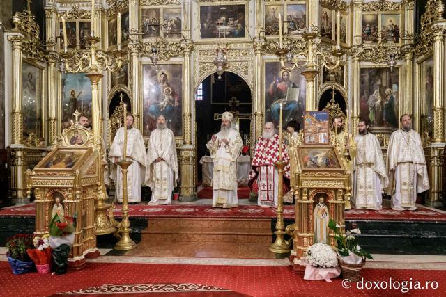(Foto) Zi aparte la Iași: IPS Teofan și Arhim. Efrem Vatopedinul au săvârșit Sfânta Liturghie la Catedrala Mitropolitană