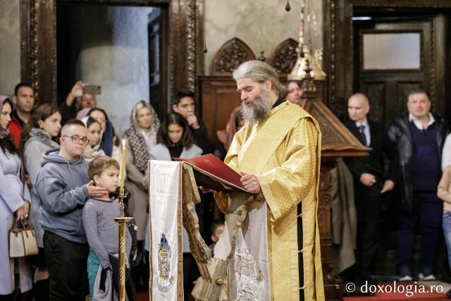 (Foto) Zi aparte la Iași: IPS Teofan și Arhim. Efrem Vatopedinul au săvârșit Sfânta Liturghie la Catedrala Mitropolitană