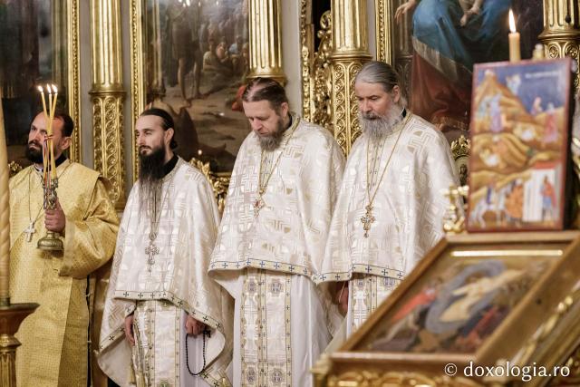 (Foto) Zi aparte la Iași: IPS Teofan și Arhim. Efrem Vatopedinul au săvârșit Sfânta Liturghie la Catedrala Mitropolitană