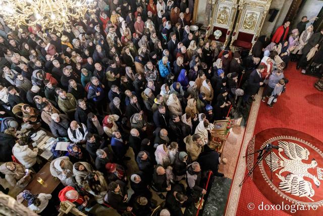 (Foto) Zi aparte la Iași: IPS Teofan și Arhim. Efrem Vatopedinul au săvârșit Sfânta Liturghie la Catedrala Mitropolitană