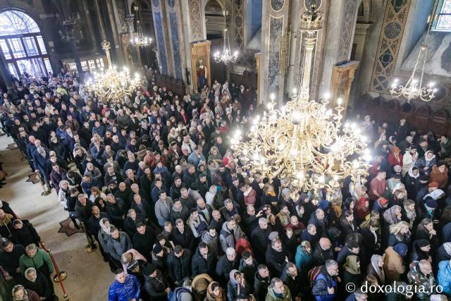 (Foto) Zi aparte la Iași: IPS Teofan și Arhim. Efrem Vatopedinul au săvârșit Sfânta Liturghie la Catedrala Mitropolitană