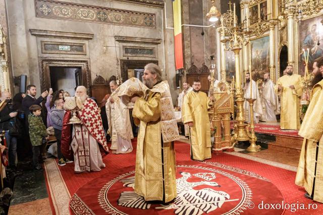 (Foto) Zi aparte la Iași: IPS Teofan și Arhim. Efrem Vatopedinul au săvârșit Sfânta Liturghie la Catedrala Mitropolitană