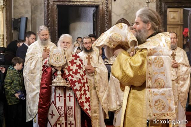 (Foto) Zi aparte la Iași: IPS Teofan și Arhim. Efrem Vatopedinul au săvârșit Sfânta Liturghie la Catedrala Mitropolitană