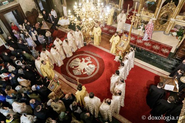 (Foto) Zi aparte la Iași: IPS Teofan și Arhim. Efrem Vatopedinul au săvârșit Sfânta Liturghie la Catedrala Mitropolitană