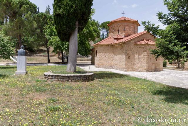 Mănăstirea Aghia Lavra