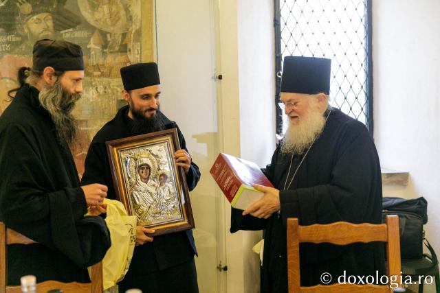 Vizita părintelui Efrem Vatopedinul la Muzeul Mitropolitan și la Mănăstirile Sfinții Trei Ierarhi și Bărboi din Iași / Foto: pr. Silviu Cluci Vizita părintelui Efrem Vatopedinul la Muzeul Mitropolitan și la Mănăstirile Sfinții Trei Ierarhi și Bărboi din Iași