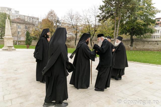 Vizita părintelui Efrem Vatopedinul la Muzeul Mitropolitan și la Mănăstirile Sfinții Trei Ierarhi și Bărboi din Iași / Foto: pr. Silviu Cluci Vizita părintelui Efrem Vatopedinul la Muzeul Mitropolitan și la Mănăstirile Sfinții Trei Ierarhi și Bărboi din Iași