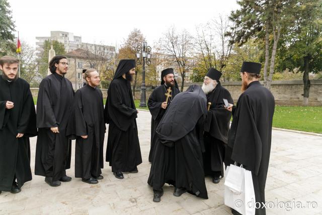 Vizita părintelui Efrem Vatopedinul la Muzeul Mitropolitan și la Mănăstirile Sfinții Trei Ierarhi și Bărboi din Iași / Foto: pr. Silviu Cluci Vizita părintelui Efrem Vatopedinul la Muzeul Mitropolitan și la Mănăstirile Sfinții Trei Ierarhi și Bărboi din Iași