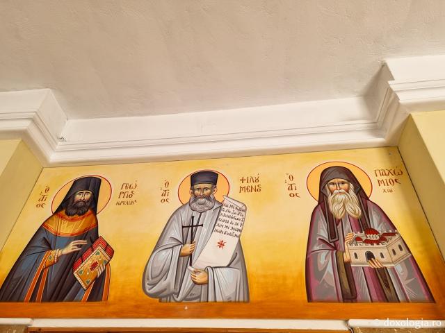 Pleiadă de sfinți contemporani regăsiți în pictura bisericii mănăstirii Milesi din Grecia / Foto: Magda Buftea Pleiadă de sfinți contemporani regăsiți în pictura bisericii mănăstirii Milesi din Grecia