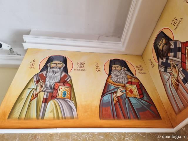 Pleiadă de sfinți contemporani regăsiți în pictura bisericii mănăstirii Milesi din Grecia / Foto: Magda Buftea Pleiadă de sfinți contemporani regăsiți în pictura bisericii mănăstirii Milesi din Grecia