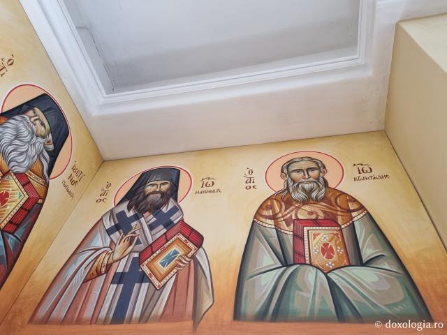 Pleiadă de sfinți contemporani regăsiți în pictura bisericii mănăstirii Milesi din Grecia / Foto: Magda Buftea Pleiadă de sfinți contemporani regăsiți în pictura bisericii mănăstirii Milesi din Grecia
