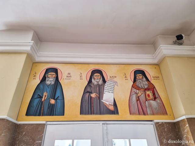 Pleiadă de sfinți contemporani regăsiți în pictura bisericii mănăstirii Milesi din Grecia / Foto: Magda Buftea Pleiadă de sfinți contemporani regăsiți în pictura bisericii mănăstirii Milesi din Grecia