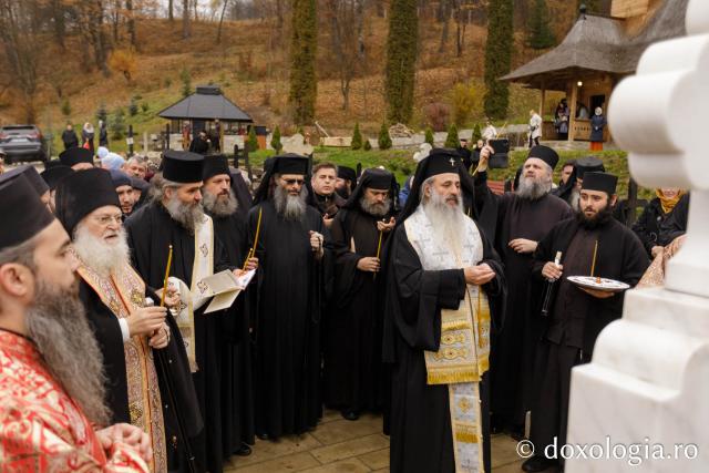 Vizita părintelui Efrem Vatopedinul la Mănăstirile Sihăstria și Secu