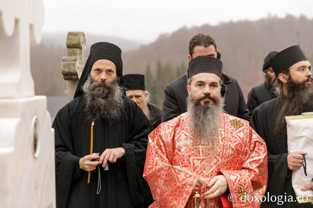 Vizita părintelui Efrem Vatopedinul la Mănăstirile Sihăstria și Secu