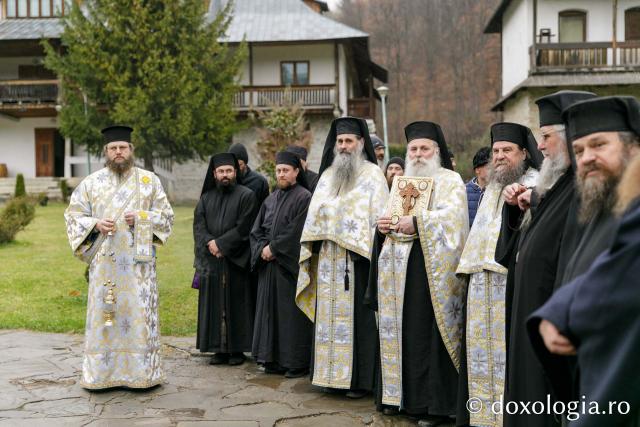 Vizita părintelui Efrem Vatopedinul la Mănăstirile Sihăstria și Secu