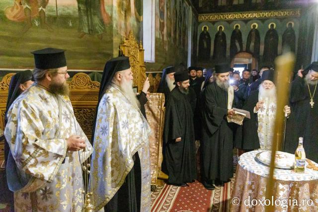 Vizita părintelui Efrem Vatopedinul la Mănăstirile Sihăstria și Secu