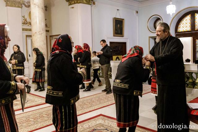(Foto) Grupul vocal „Sfântul Mina” Focuri – Colindători la Reședința Mitropolitană 2024