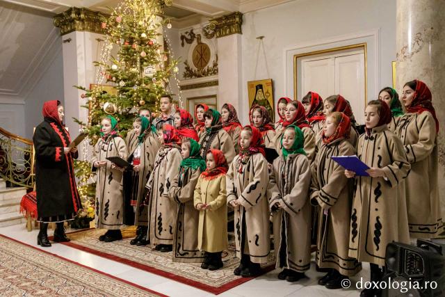 (Foto) Parohia Cristești – Colindători la Reședința Mitropolitană 2024